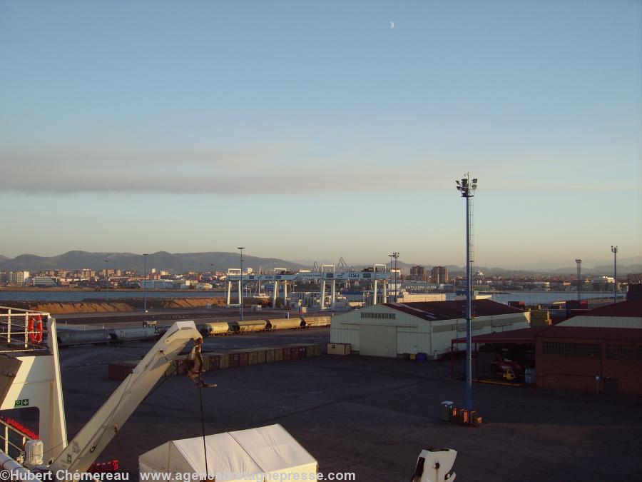 Le port de commerce de Gijón. Au fond la ville. Le port de commerce de Gijón. Au fond la ville.