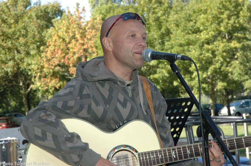 Guizmo  auteur-interprète  chanteur du groupe Tryo  parrain de l\'opération.