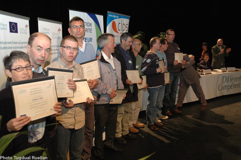 Près de 300 ouvrières et ouvriers d\'Eat de 30 établissements de Bretagne travaillant sur 12 métiers différents ont rçu leur attestation de compétence à Pontivy.