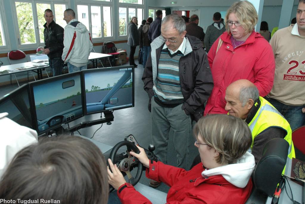 Différents ateliers étaient proposés (ici simulateur de conduite).
