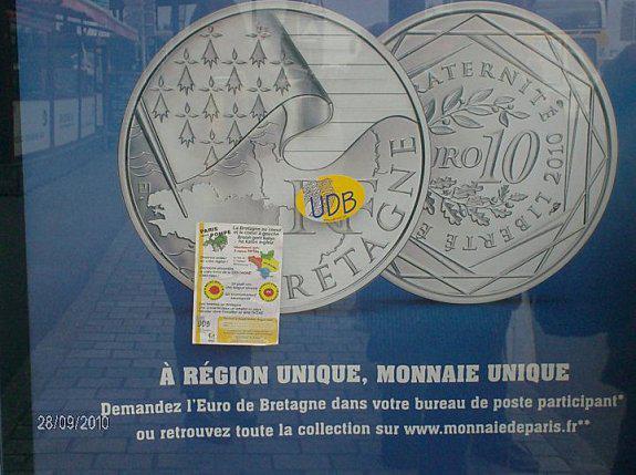 A Saint-Brieuc et Brest les Jeunes de l’UDB ont collé sur les panneaux publicitaires un tract de l’UDB proposant «4 régions fortes au lieu de 6 régions faibles».