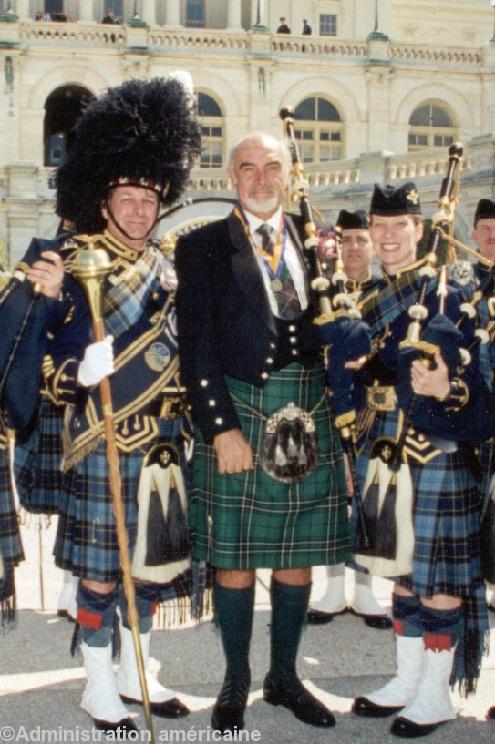 Sean Connery et des membres du Pipe Band US (Air Force Reserve\'s) à Washington DC à l\'occasion du Tartan Day 2004. (Wikipedia).