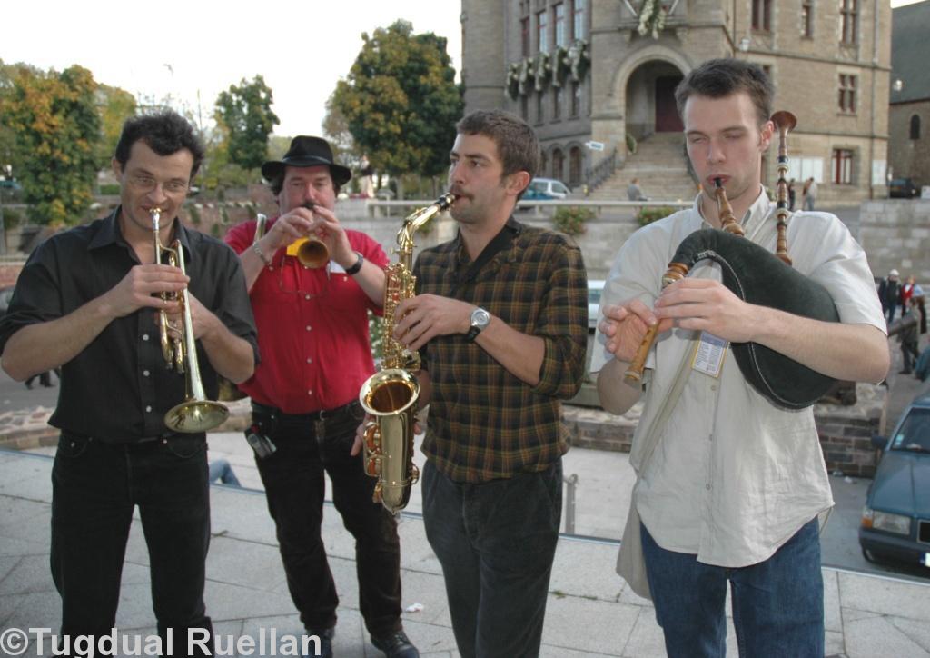 La musique est dans la rue.