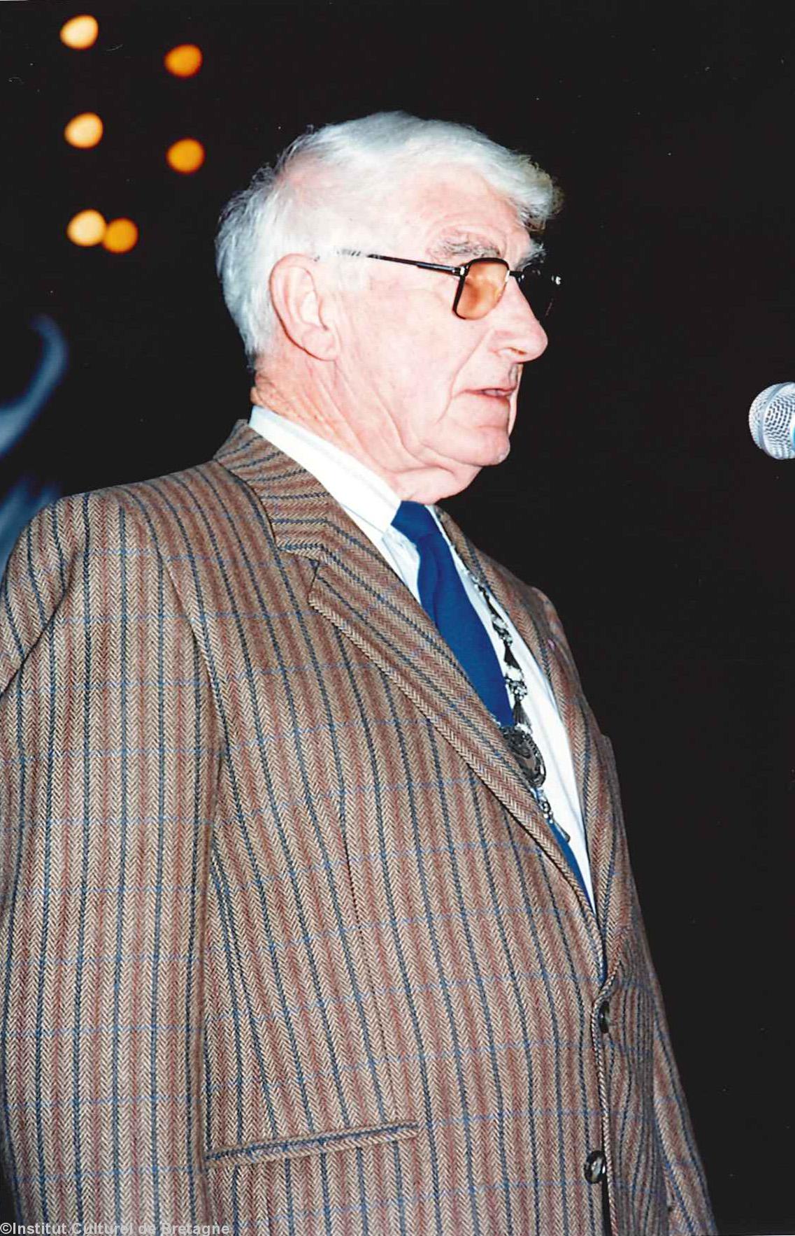 Charlez Ar Grall a reçu son collier de l\'Ordre de l\'Hermine à Auray en 1990.