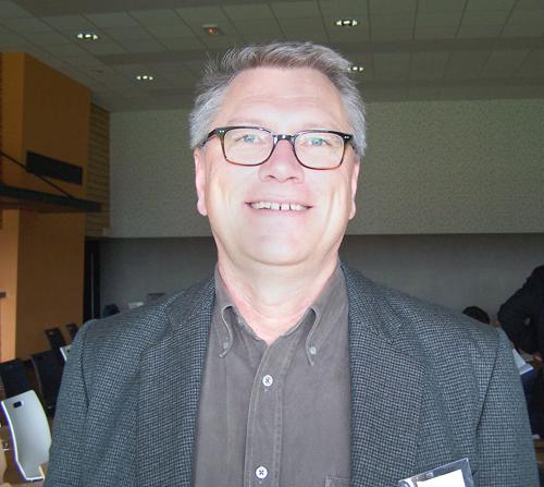 D’ar gelennerien e kinnig Roy Luster kelenner e skol-veur Mac Gill e Montreal cheñch o mod da zegas ar yezhoù er c’hentelioù.