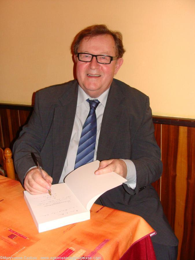 Philippe Tourault lors d\'une soirée débat autour de son livre.