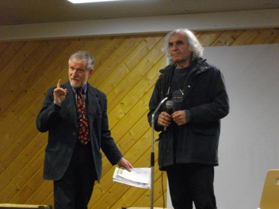 André le Gac présente le chanteur qui va interpréter \"Ma France\" de Jean Ferrat.