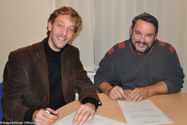 Romain Baronnet (à gauche) et Daniel Le Gall (à droite) lors de la signature de la convention entre Nass&Wind Offshore et le Comité local des pêcheurs du Croisic.