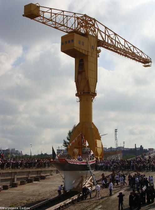 La grue Titan lors de la mise à l\'eau du Saint Michel II en juin 2009.