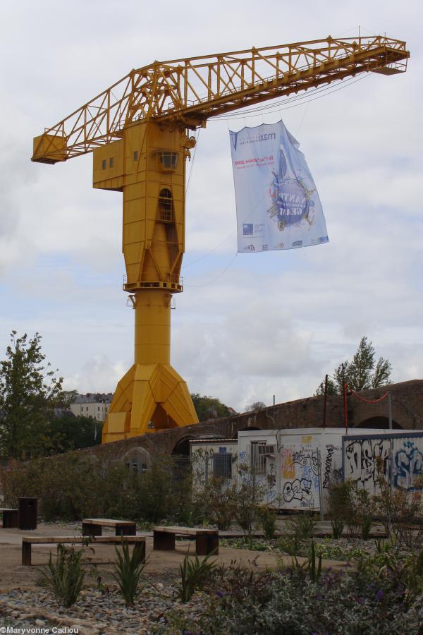 Porte fanion lors du baptême du Maxi trimaran en octobre 2008.