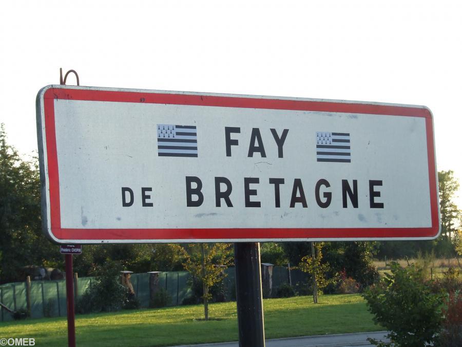 Fay-de-Bretagne avec autocollants. Fay-de-Bretagne avec autocollants.