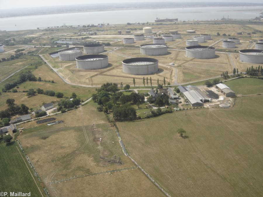 Au premier plan la Hélardière au second le champ de réservoirs de pétrole brut.