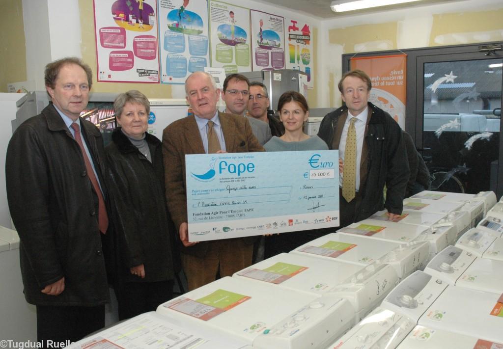 La Fondation Agir pour l\'emploi a remis 15.000 € à l’association Envie 35 à Rennes.