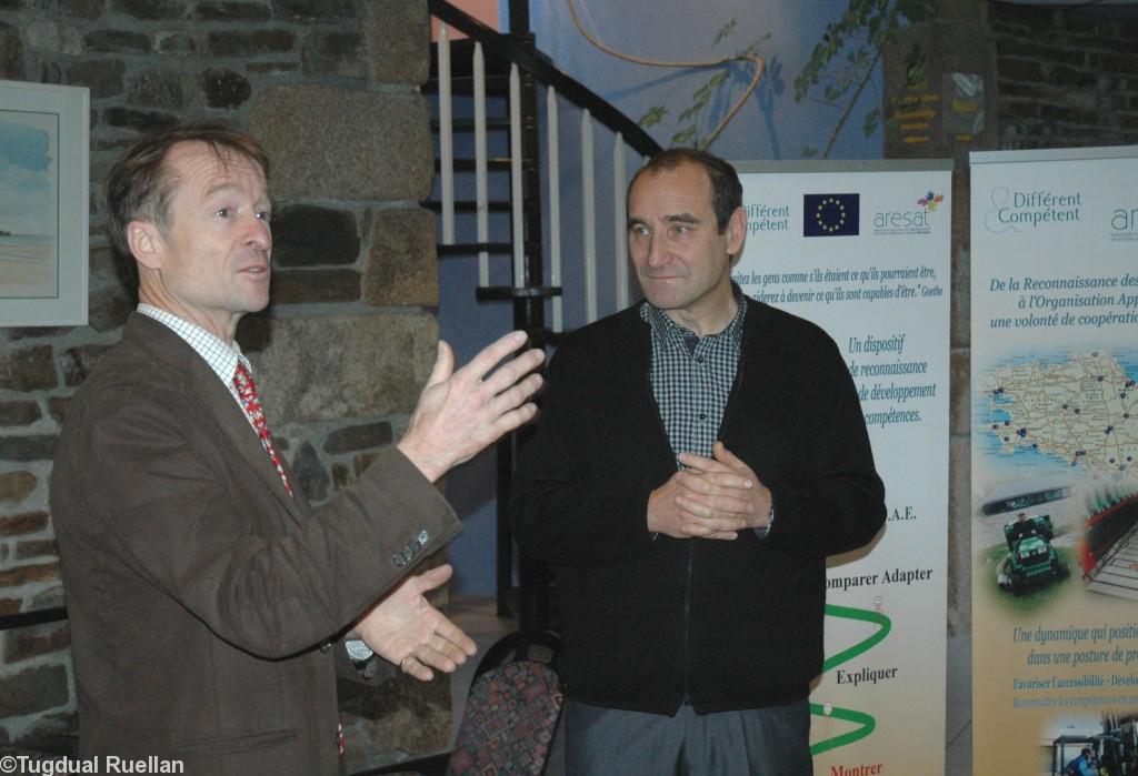Vincent Denby-Wilkes délégué régional EDF Bretagne (à gauche) et Christian Guitton président de l\'Aresat Bretagne Association régionale des esat et entreprises adaptées.