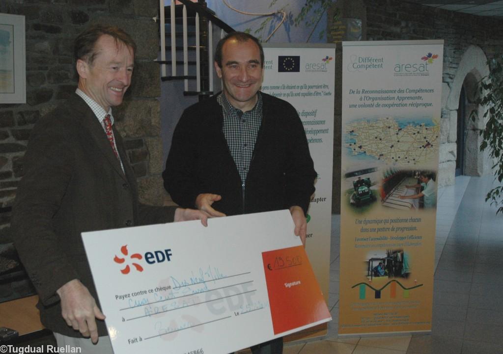 EDF remettait le 25 janvier à l\'Institut de Locarn un chèque de 19.500 € pour encourager le dispositif Différent et Compétent pour la reconnaissance des compétences des travailleurs handicapés.