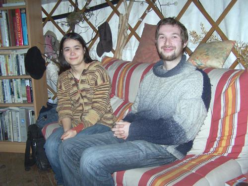 Aziliz ha Paul-François amañ en o yourt a ranko paeañ tailhoù e-giz pa vefent o chom en un ti boutin abalamour d\'al lezennoù nevez votet.