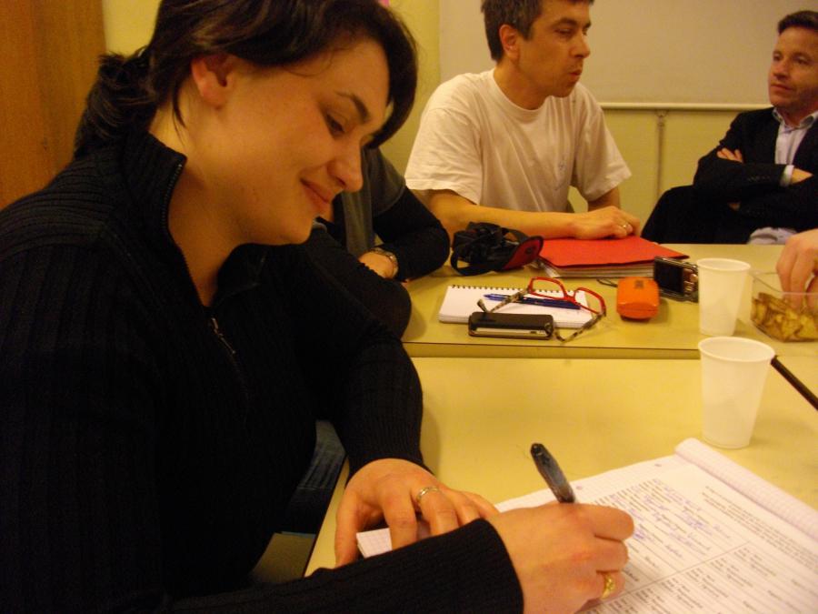 Signature du contrat de réseau par Stéphanie présidente de l\'AEP skol Diwan Banaleg