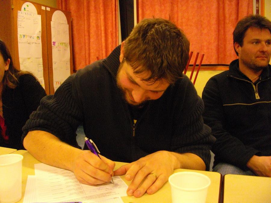 Signature du contrat de réseau par Visant Rouxel président de l\'AEP de Plogastel Saint Germain