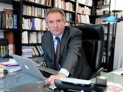 François Bayrou lors de sa twinterview (tchat en direct avec les twittos les utilisateurs de Twitter)