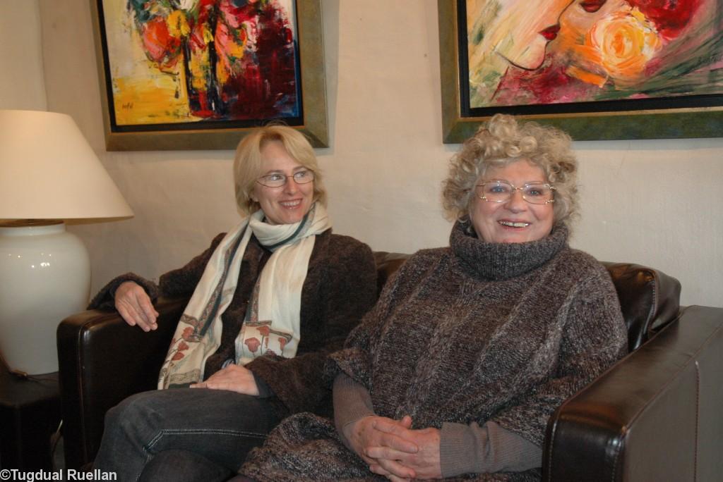 Audrey Marty (à gauche) accueille à Saint-Malo Aline Bienfait  artiste peintre et sculpteur de renommée internationale.