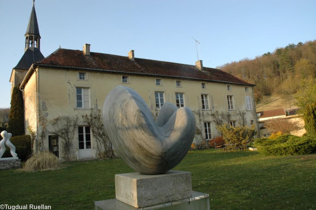 Aline Bienfait vit  peint et sculpte à Cirey-sur-Blaise en Haute-Marne. Ses oeuvres sont exposées au Prieuré.