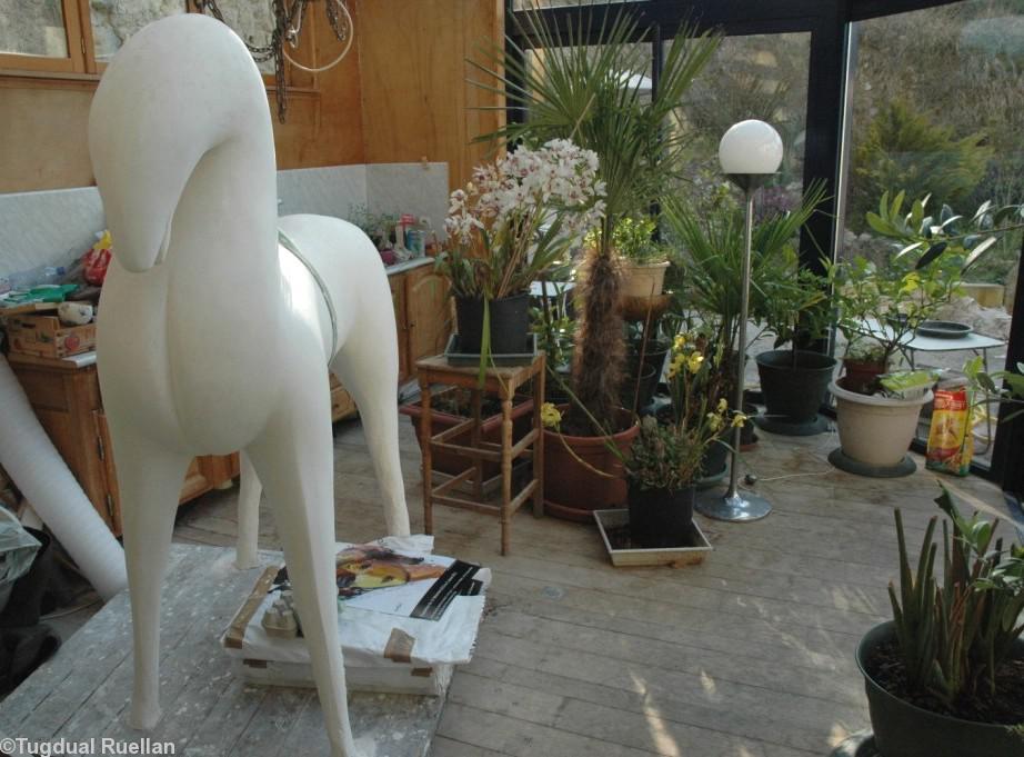 Sculpture en cours de réalisation : un cheval aux allures marines...