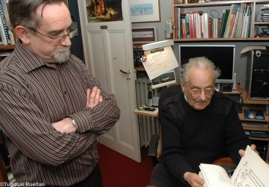 Jean Le Bot est décédé en avril 2010 alors qu\'il écrivait un ouvrage avec Jean-Luc Blaise sur les pilotes en baie de Saint-Malo.