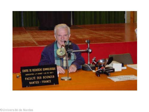 Yves Lulzac à son stand de gemmologie.