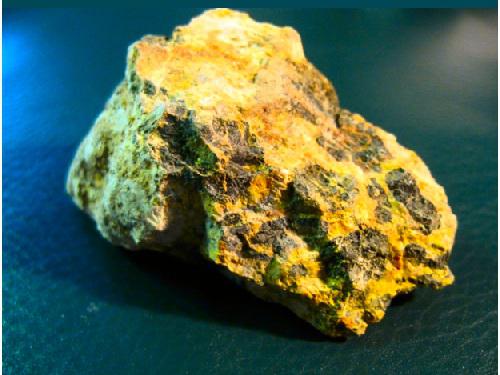 Minerai d\'uranium. Photo wiki.