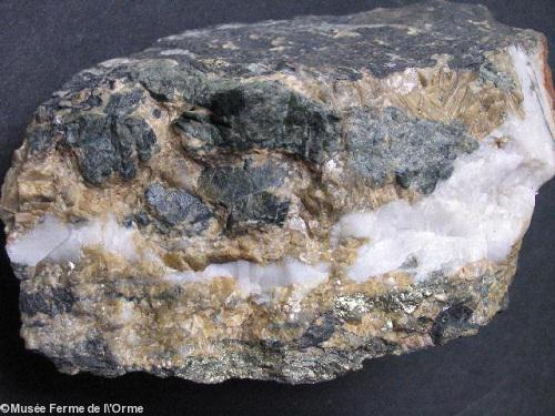 Échantillon de Lulzacite (les cristaux vert sombre). Minéral nommé en l\'honneur de son \"inventeur\" Yves Lulzac à Saint-Aubin-des-Châteaux en Loire-Atlantique. Collection musée Ferme de l\'Orme.