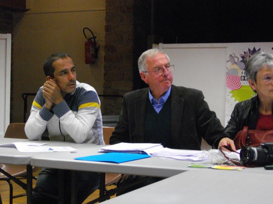 Marcel Moysan maire de Querrien menant les débats