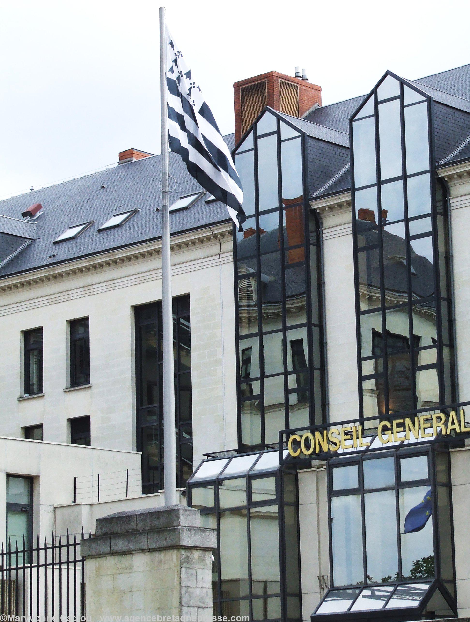 Nantes. Le Gwenn ha Du à l\'Hôtel du département. Juste “un bout de tissu sur un mât” ?