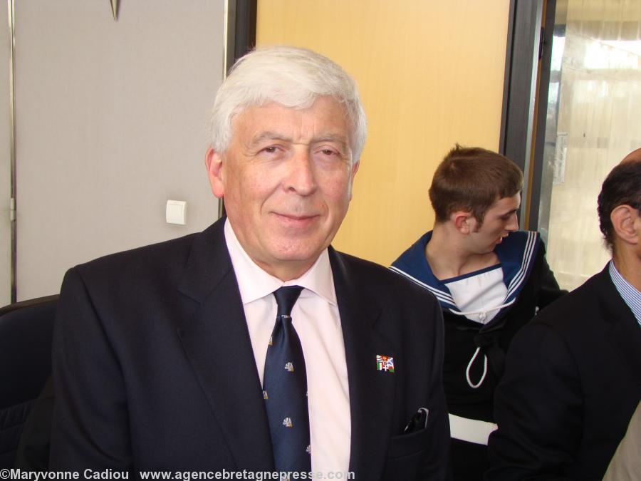 James Dorrian lors de la réception en mairie après la commémoration le 27 mars 2011.