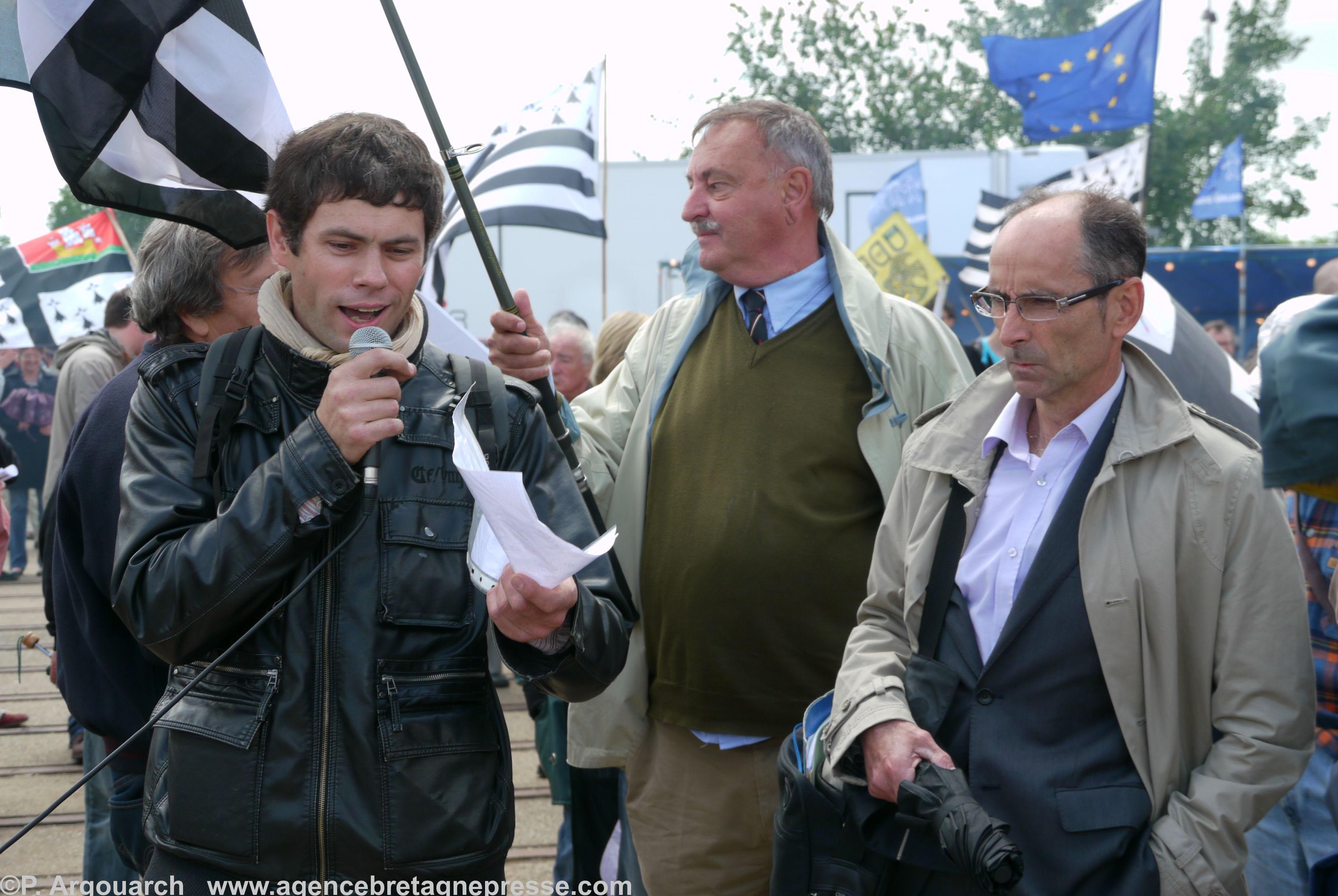 Thierry Jolivet (à gauche) du CA Bretagne Réunie présente les raisons de la manifestations et fait des recommandations. Entre autres 