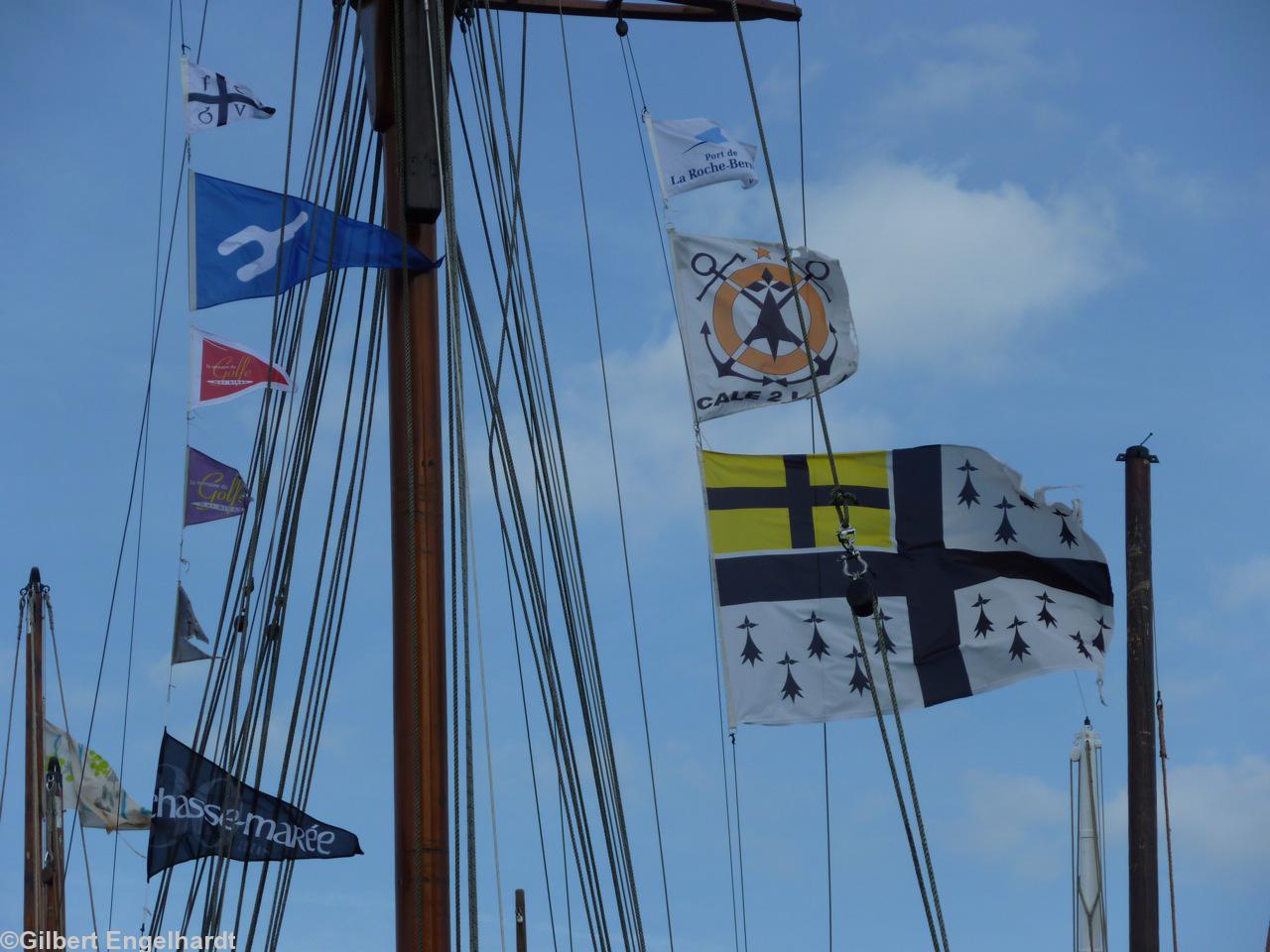 Pavillon breton du Pays de Retz et celui de l’association <i>La Cale de l\'Île 2</i> à Nantes par qui a été construit la réplique du <i>Saint-Michel II</i> de Jules Verne. Pavillon breton du Pays de Retz et celui de l’association <i>La Cale de l\'Île 2</i> à Nantes par qui a été construit la réplique du <i>Saint-Michel II</i> de Jules Verne.