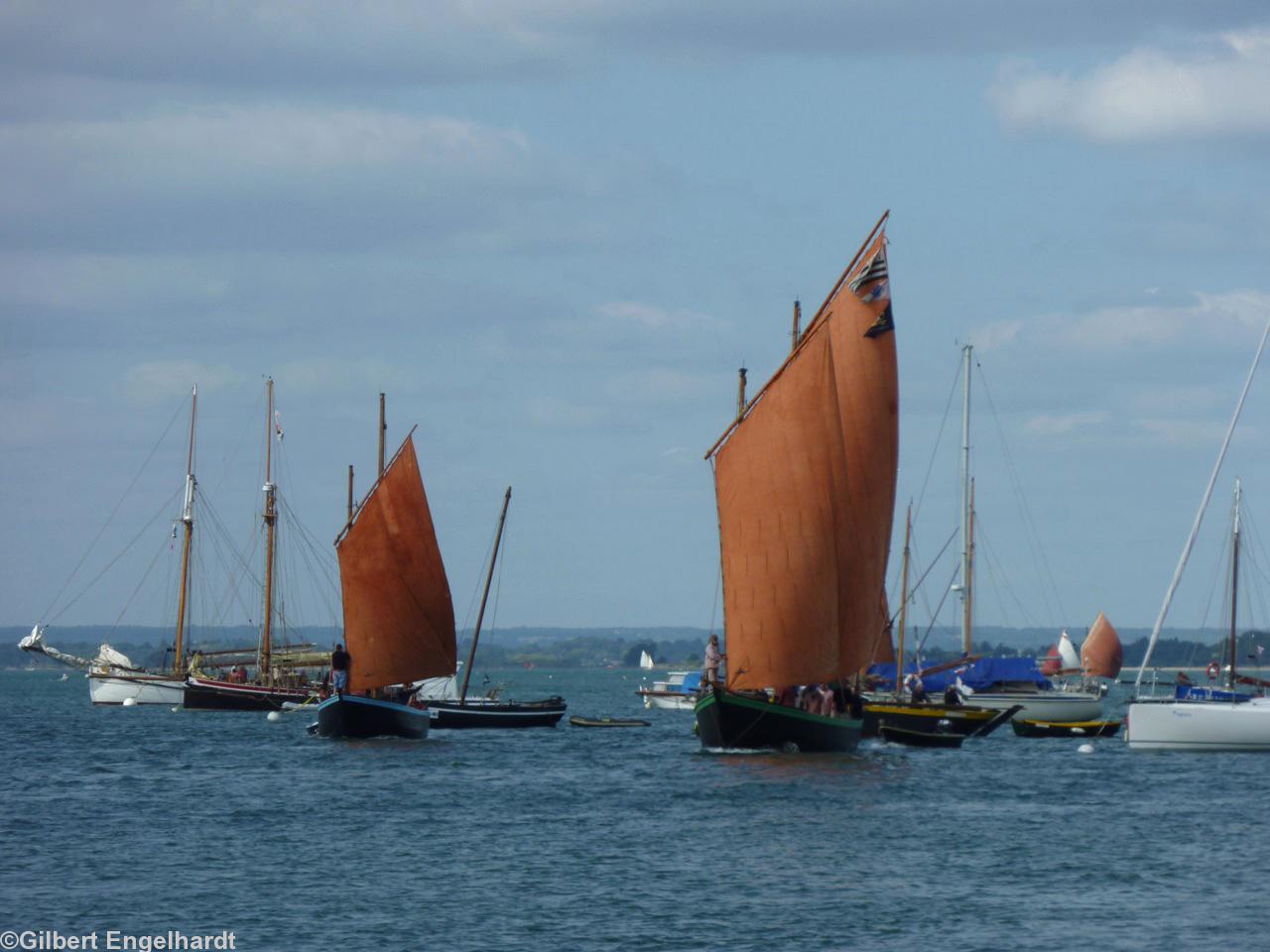 <i>“Prise depuis la cale du Logeo à Sarzeau. C\'est celle qui représente le mieux selon moi ma région natale.”</i> (Le photographe). À gauche bordure bleue <i>Les Trois Frères </i> immatriculé à Vannes. <i>“Prise depuis la cale du Logeo à Sarzeau. C\'est celle qui représente le mieux selon moi ma région natale.”</i> (Le photographe). À gauche bordure bleue <i>Les Trois Frères </i> immatriculé à Vannes.