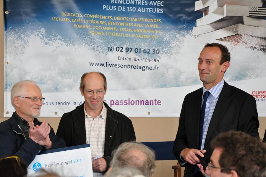 David Robo maer Gwened (a-zehou) Riwal Huon loread ar priz lennegel (e-kreiz) ha Yann an Aod aozer kentañ priz lennegel kêr Gwened (a-gleiz)