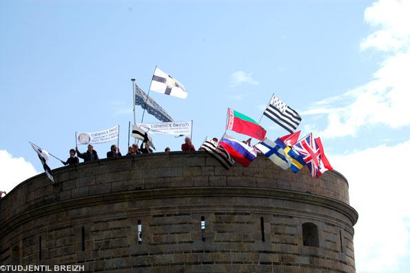 Occupation d\'une tour stratégique du Château face à la Ville de Nantes avec déploiement d\'un mur de drapeaux bretons et européens grâce au concours d\'amis gallois anglais autrichiens suédois finlandais et russes !!!
