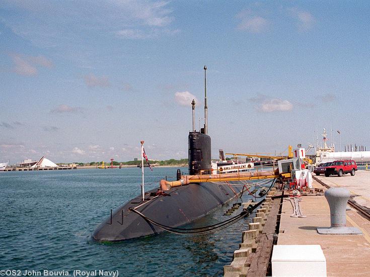 Une vue avant bâbord du sous-marin nucléaire <i>HMS Turbulent</i> de la flotte (S-87) amarré à un quai à Port Canaveral en Floride États-Unis le 25 juillet 1993. Domaine public (Royal Navy. Site wikipedia en anglais de HMS Turbulent).