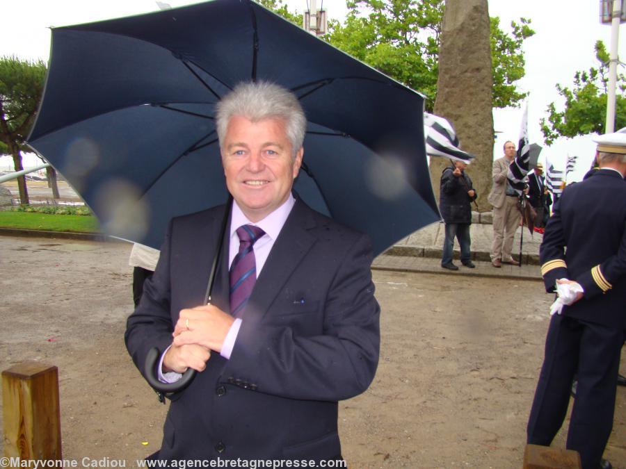 Philippe Grosvalet avant la cérémonie. La tempête n\'est pas encore à son plus fort. Philippe Grosvalet avant la cérémonie. La tempête n\'est pas encore à son plus fort.