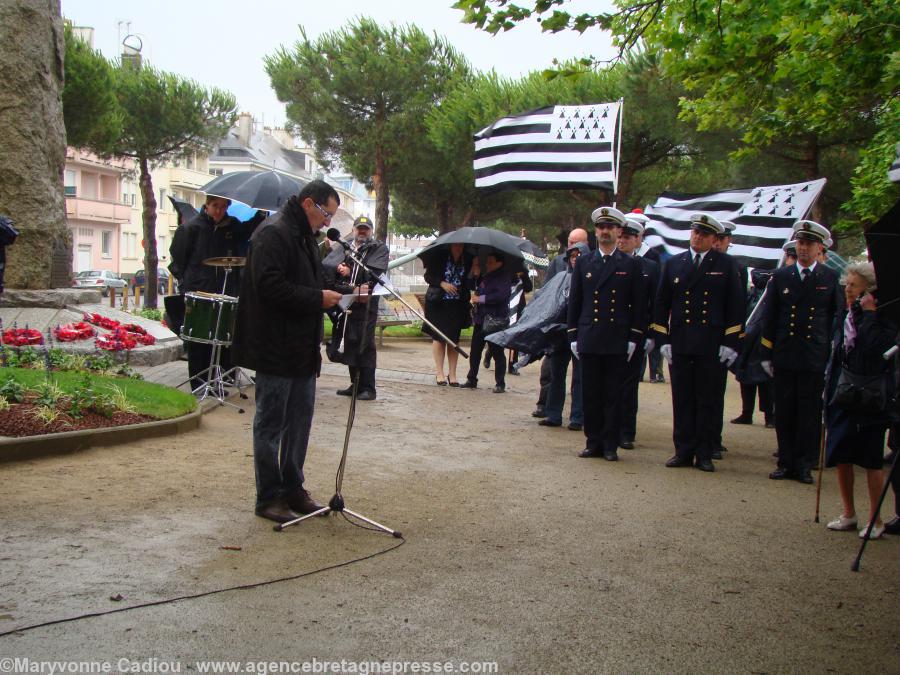 Discours de Fiona Simons lu par Yves Beaujuge. Derrière lui le groupe XXCeltes en place. Discours de Fiona Simons lu par Yves Beaujuge. Derrière lui le groupe XXCeltes en place.