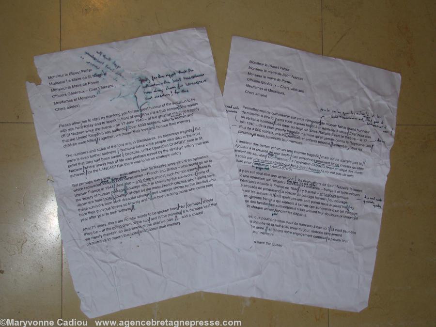 Les feuilles de Capt Nick Stanley après la lecture sous la pluie - remises à ABP à la mairie. Les feuilles de Capt Nick Stanley après la lecture sous la pluie - remises à ABP à la mairie.