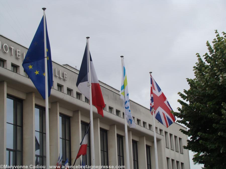 La mairie ici - et le lieu de commémoration - avaient pavoisé aux couleurs britanniques aussi. La mairie ici - et le lieu de commémoration - avaient pavoisé aux couleurs britanniques aussi.