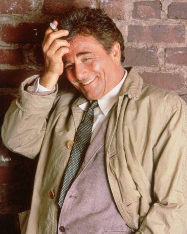 Peter Falk dans son rôle du lieutenant Columbo. Photo publicitaire de studio. Domaine public.