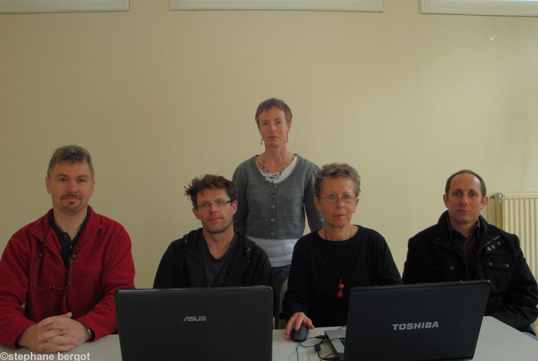 De gauche à droite : Patrick Boulet (Alerte à l’Ouest) Stéphane Bergot (Les mains dans la Terre) Claudette Pédel (Collectif des associations de la pointe de l\'Armorique) Yannick Séguélong (Riverains d’antennes) derrière : Patricia Jacq (Robin des Toi