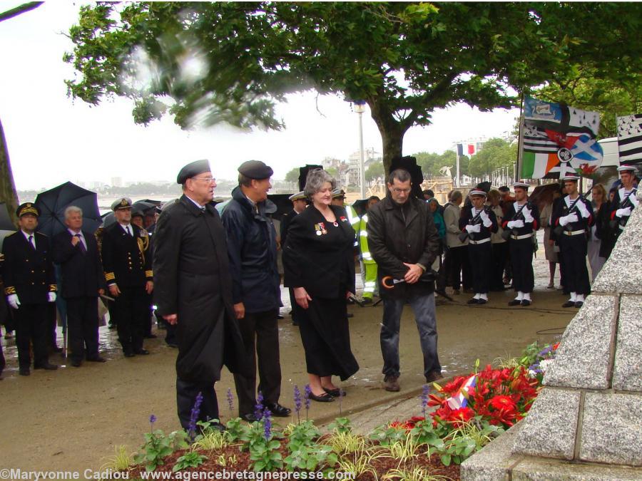 Last laying of wreaths by Yves Beaujuge (right) - a British lady member of family of a lost one and 2 British officers. Last laying of wreaths by Yves Beaujuge (right) - a British lady member of family of a lost one and 2 British officers.