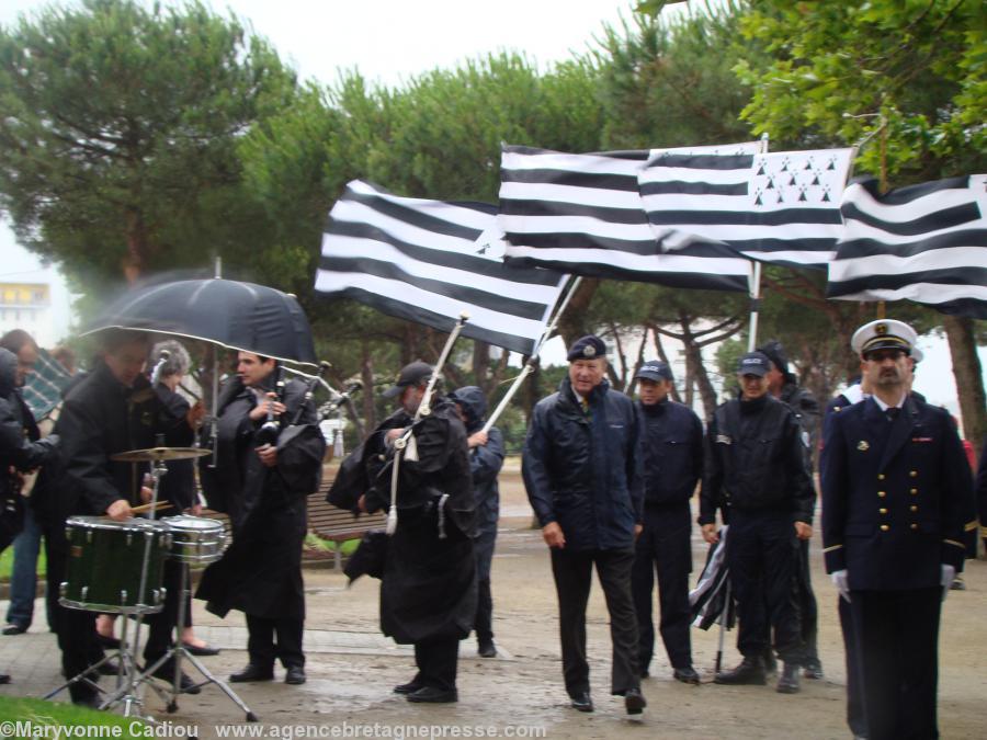 The <i>XX Celtes</i> group on the left. Both British officers have saluted the Bretons. The second one is here in the middle wearing a beret. The <i>XX Celtes</i> group on the left. Both British officers have saluted the Bretons. The second one is here in the middle wearing a beret.