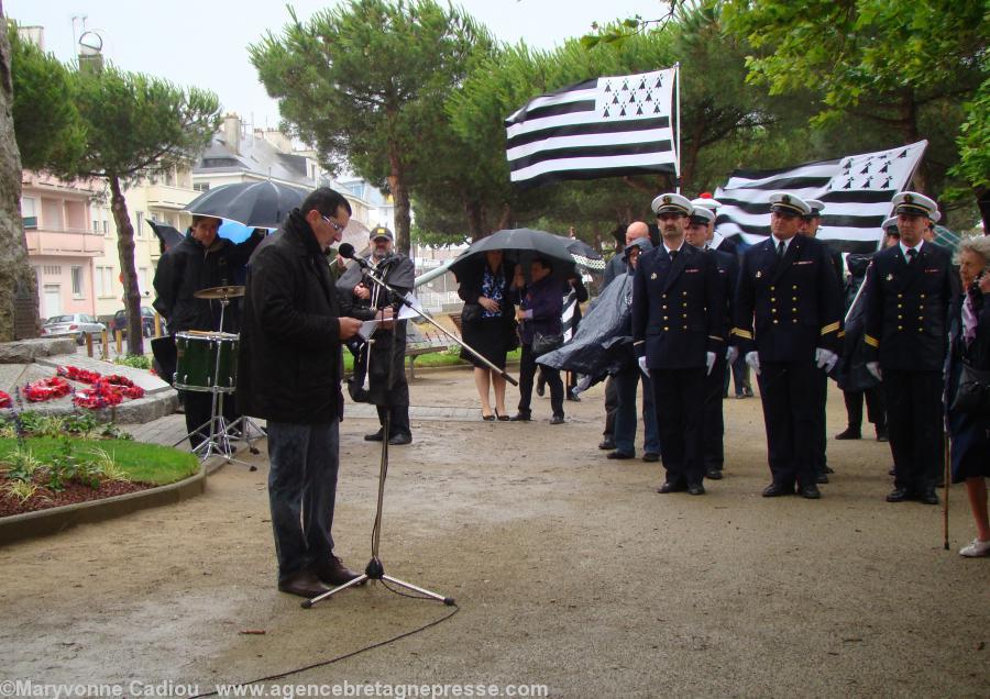 Yves Beaujuge reading Fiona Symon’s message. Behind him the musical group <i>XX Celtes</i>. Yves Beaujuge reading Fiona Symon’s message. Behind him the musical group <i>XX Celtes</i>.