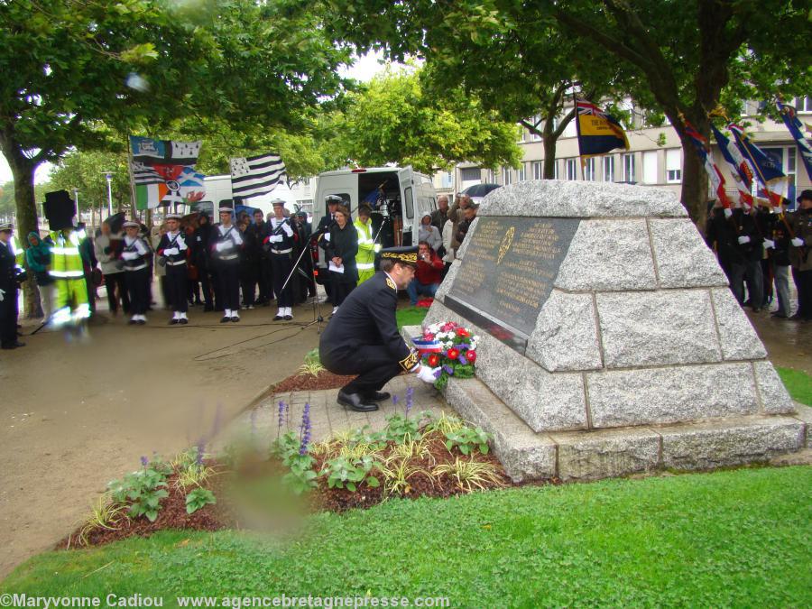Laying of wreath by the Deputy Prefect of Saint-Nazaire Jean-Pierre Guardiola. Laying of wreath by the Deputy Prefect of Saint-Nazaire Jean-Pierre Guardiola.