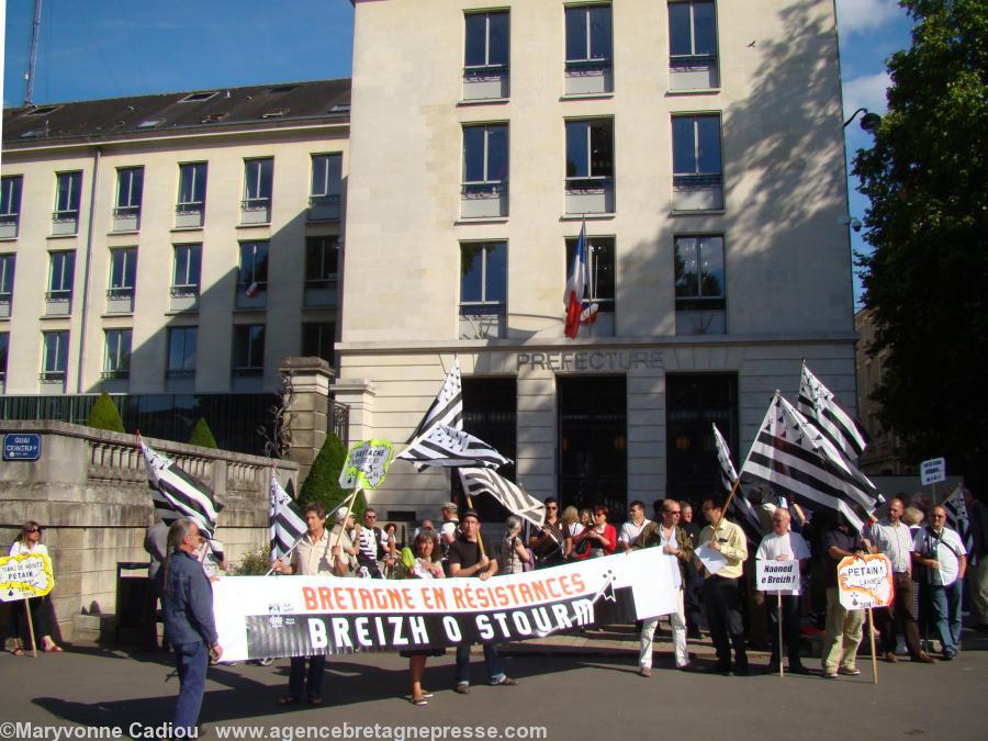 La banderole du 18 juin ressortie pour l’occasion est enfin arrivée. La banderole du 18 juin ressortie pour l’occasion est enfin arrivée.